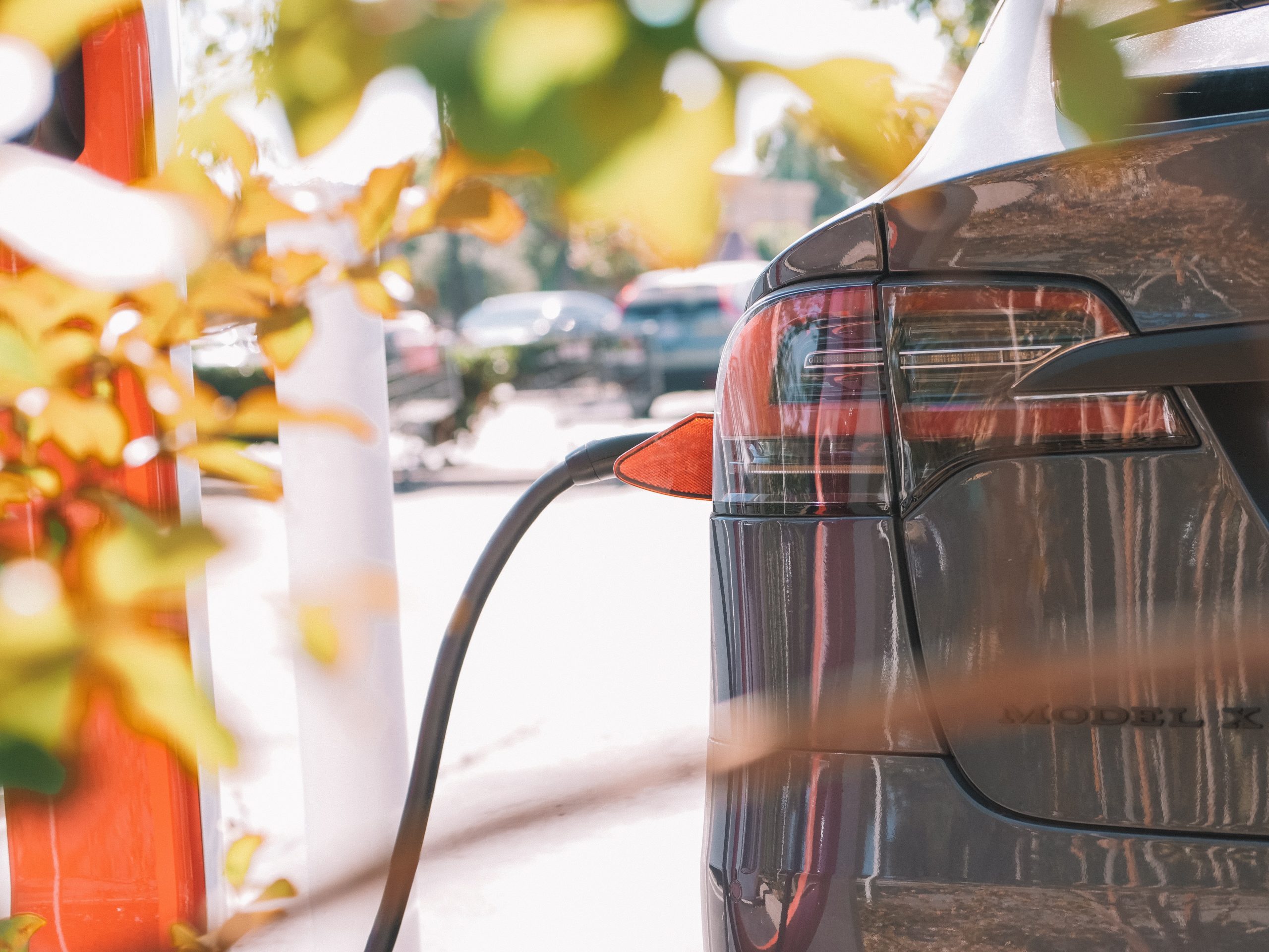 Voiture électrique en charge