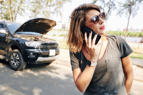 woman calling to car insurance 2023 11 27